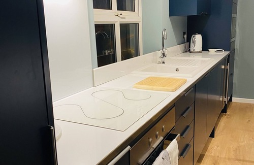 Forsbrook Apartamento | Modern Holiday Flat above Cosy Village pub & Restaurant