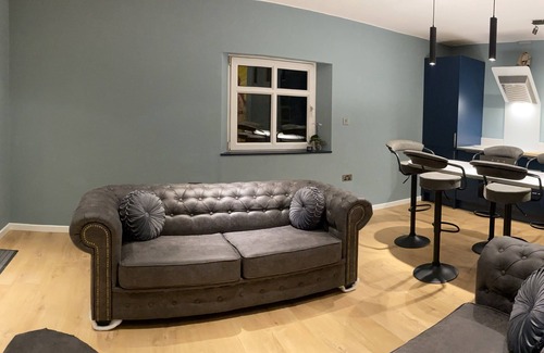 Forsbrook Apartamento | Modern Holiday Flat above Cosy Village pub & Restaurant