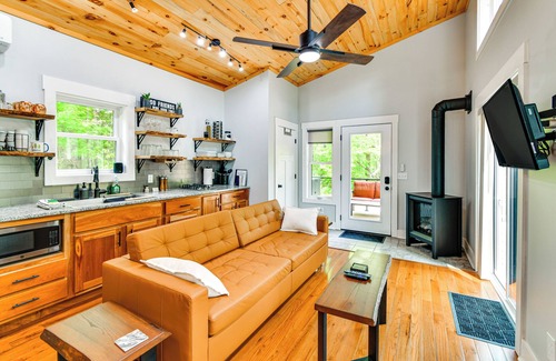 Paris Casa | Modern Hersey Tiny Home w/ Private Hot Tub!