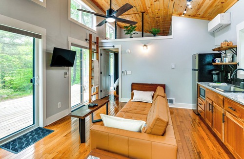 Paris Casa | Modern Hersey Tiny Home w/ Private Hot Tub!