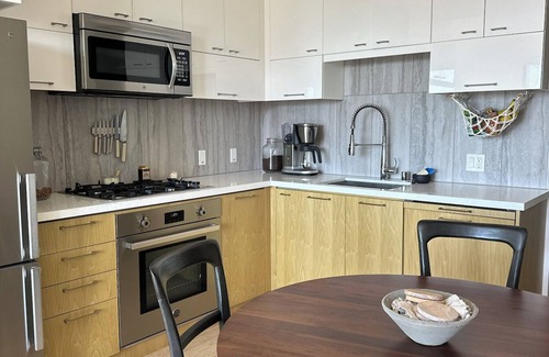 Historic Core Condominio | Modern High-Rise Condo in Downtown LA - WiFi, AC, and Stunning Views