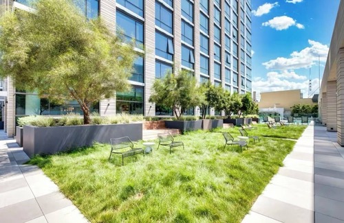 Historic Core Condominio | Modern High-Rise Condo in Downtown LA - WiFi, AC, and Stunning Views