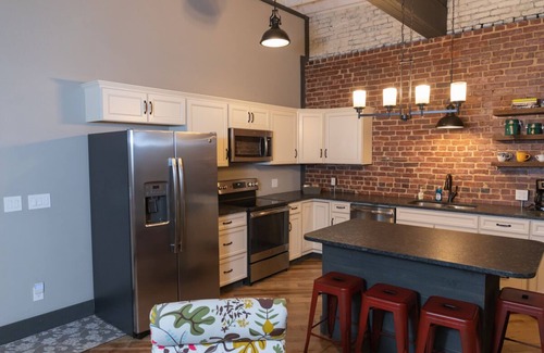 Erwin Casa | Loft moderno / histórico en la calle principal (B)