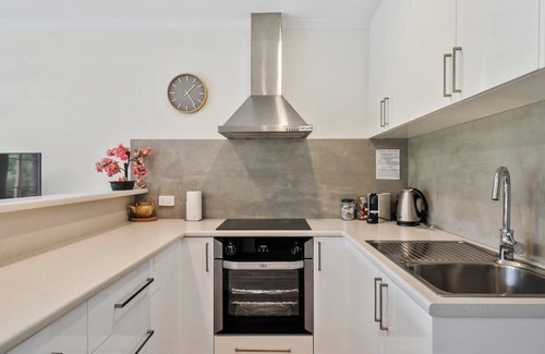 West Hobart Casa | Modern Hobart Townhouse with Parking 2 Bed 2 Bath