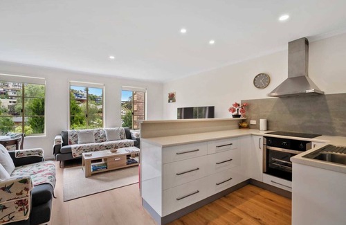 West Hobart Casa | Modern Hobart Townhouse with Parking 2 Bed 2 Bath