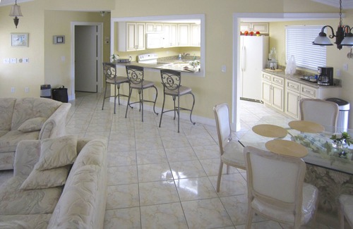 Joel Casa | Moderna casa de vacaciones en una zona tranquila con mucha privacidad.