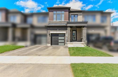 Thorold Casa | Modern Home 10 mins from Niagara Falls & Main Attraction with Free 2 Parkings