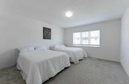 Thorold Casa | Modern Home 10 mins from Niagara Falls & Main Attraction with Free 2 Parkings