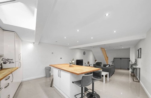 Larkhall Apartamento | Modern Home 15 mins from Central London w Smart TV