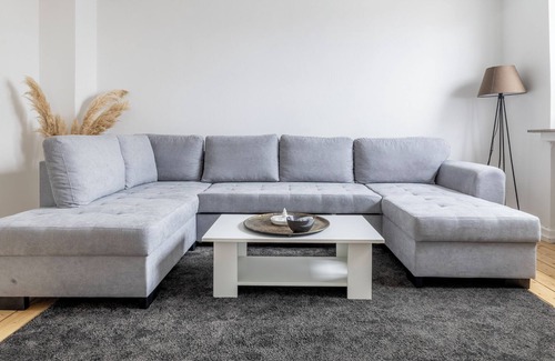 Holzwickede Apartamento | Modern home: Airport 2km | Kitchen with island | Disney+ | Speedport
