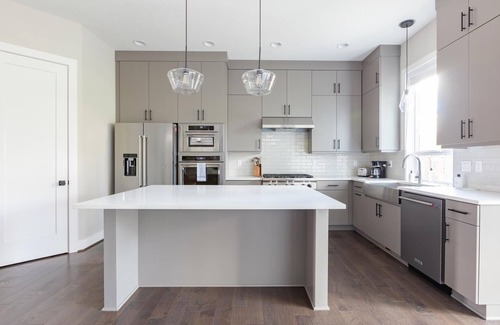 Bethany Casa | Modern home, centrally located in the heart of the Bethany area.