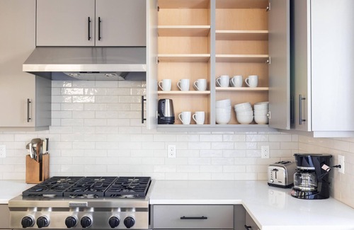 Bethany Casa | Modern home, centrally located in the heart of the Bethany area.