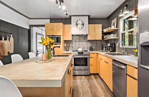Morganton Casa | Modern Home Designed for Fun! Game-Room, Outdoor Kitchen, Firepit