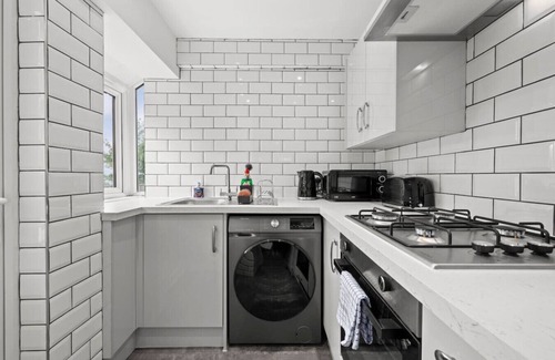 Briercliffe Casa | Modern Home: Heart Of Harle Syke