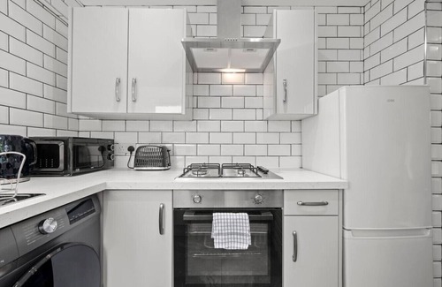 Briercliffe Casa | Modern Home: Heart Of Harle Syke