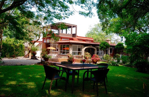 Acapantzingo Casa | Casa moderna en el medio de un jardín grande y hermoso