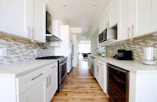Hill East Casa | MODERN HOME NEAR CAPITOL HILL - Walk to METRO subway