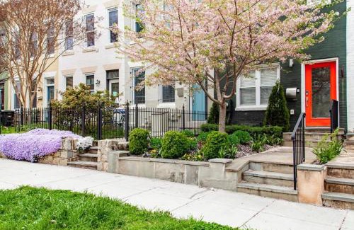 Hill East Casa | MODERN HOME NEAR CAPITOL HILL - Walk to METRO subway