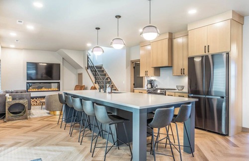 Arlington Cabina | Modern home on Lake Albert with hot tub