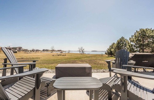 Arlington Cabina | Modern home on Lake Albert with hot tub