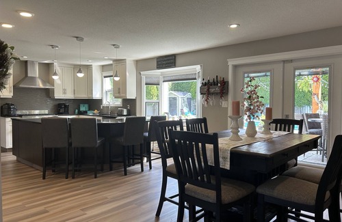 Okanagan-Similkameen Casa | Modern home w/Pool, outdoor kitchen & Putting Green.