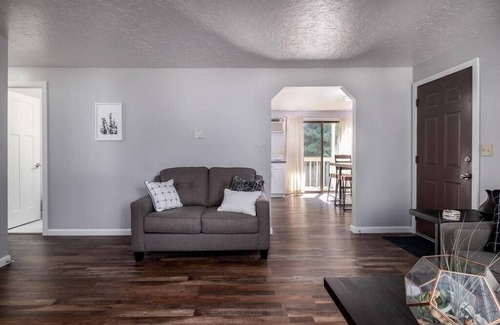 Moran Prairie Apartamento | Modern Home with a Garage in a Great Neighborhood