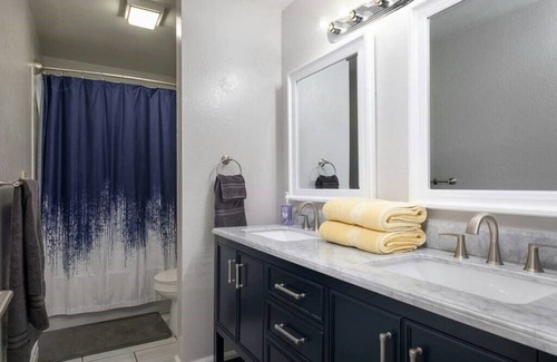 Moran Prairie Apartamento | Modern Home with a Garage in a Great Neighborhood