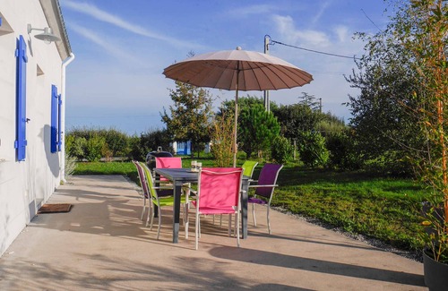 Locmaria Casa | Casa nueva cerca de playas y comercios, con jardín, terraza y modernas comodidades.