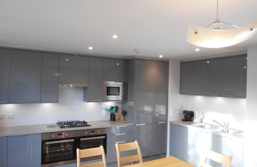 Epsom Casa | Casa moderna con jardín orientado al sur, cerca de la estación de tren. Sunnybank House