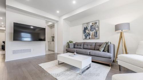 Gormley Casa | Modern in Richmond Hill