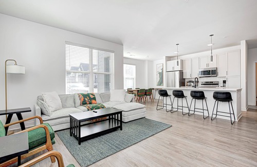 Noblesville Apartamento | Modern industrial 2-bedroom king bed-queen bed, 2 full bath