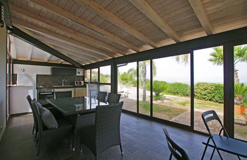Campofelice di Roccella Villa | Villa moderna, práctica de golf, piscina, jardín, terraza, Wi-Fi, vista al mar