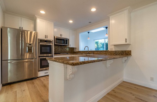 Casa Conejo Casa | Modern King Beds/Beautiful Large yards/Long Stay/WI-FI/WFH/25 mins to Beach/FWY