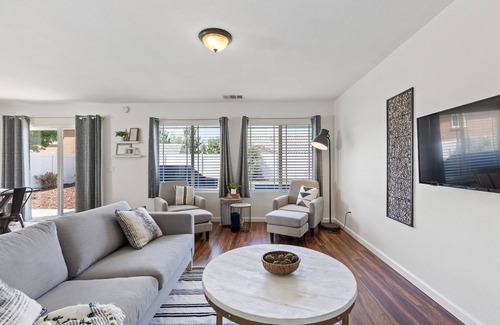 Tehachapi Casa | Modern | King, Queens | Spacious w/Stocked Kitchen