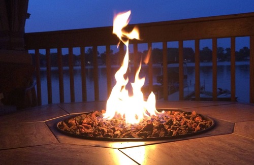 Marshall Casa | Casa del lago moderno en el lago de Lyon con pontón