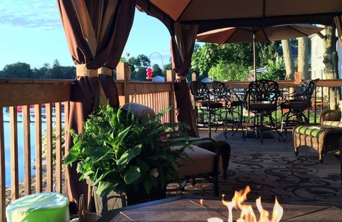 Marshall Casa | Casa del lago moderno en el lago de Lyon con pontón