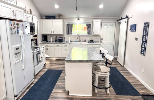 Reading Casa | Modern lake house with sandy beach! Perfect for families/couples!