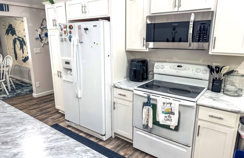 Reading Casa | Modern lake house with sandy beach! Perfect for families/couples!