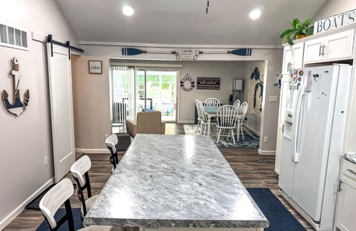 Reading Casa | Modern lake house with sandy beach! Perfect for families/couples!