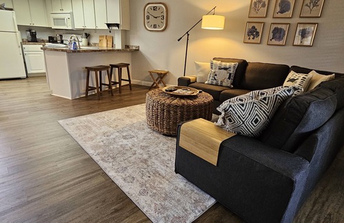 Palm Harbor Condominio | Updated Lake Tarpon Condo With King/Queen Beds and Remote Work Desk/Monitors