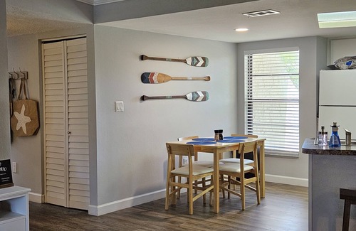 Palm Harbor Condominio | Updated Lake Tarpon Condo With King/Queen Beds and Remote Work Desk/Monitors