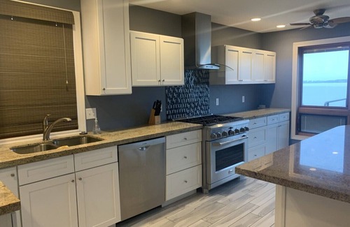 Clear Lake Casa | Modern lakefront 3BD/3BR house breathtaking views