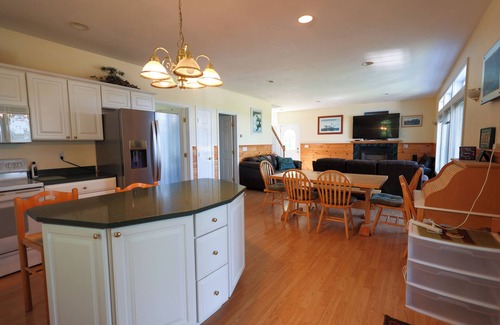 Meredith Casa | Frente al lago moderno de 4 recámaras, 3 baños, casa cerca del centro Meredith, hermosas vistas