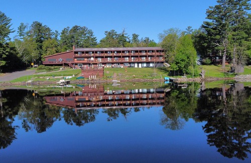 Solon Springs Apartamento | Modern Lakeside Condo: Scenic Views & Abundant Amenities Await