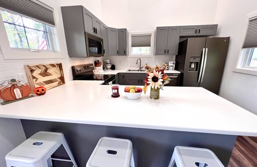 Dent Cabina | Modern Lakeside Cabin w/ Hot Tub! Spotless!!!