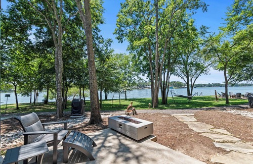 Malakoff Cabaña | Modern Lakeside Cottage on Three-Acres w/ Pickleball Court, Pool/Hot Tub & More!
