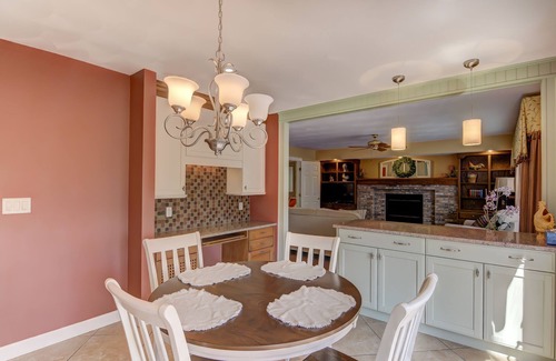 Springfield Casa | ¡Moderno como nuevo LUXURY 3,200 SQ FT Home en una ubicación increíble!