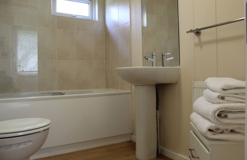 Chichester Cabina | Modern Lodge, Located in Tranquil Gardens