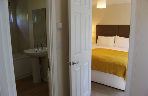 Chichester Cabina | Modern Lodge, Located in Tranquil Gardens