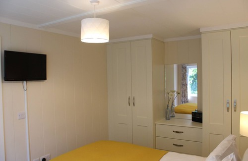 Chichester Cabina | Modern Lodge, Located in Tranquil Gardens